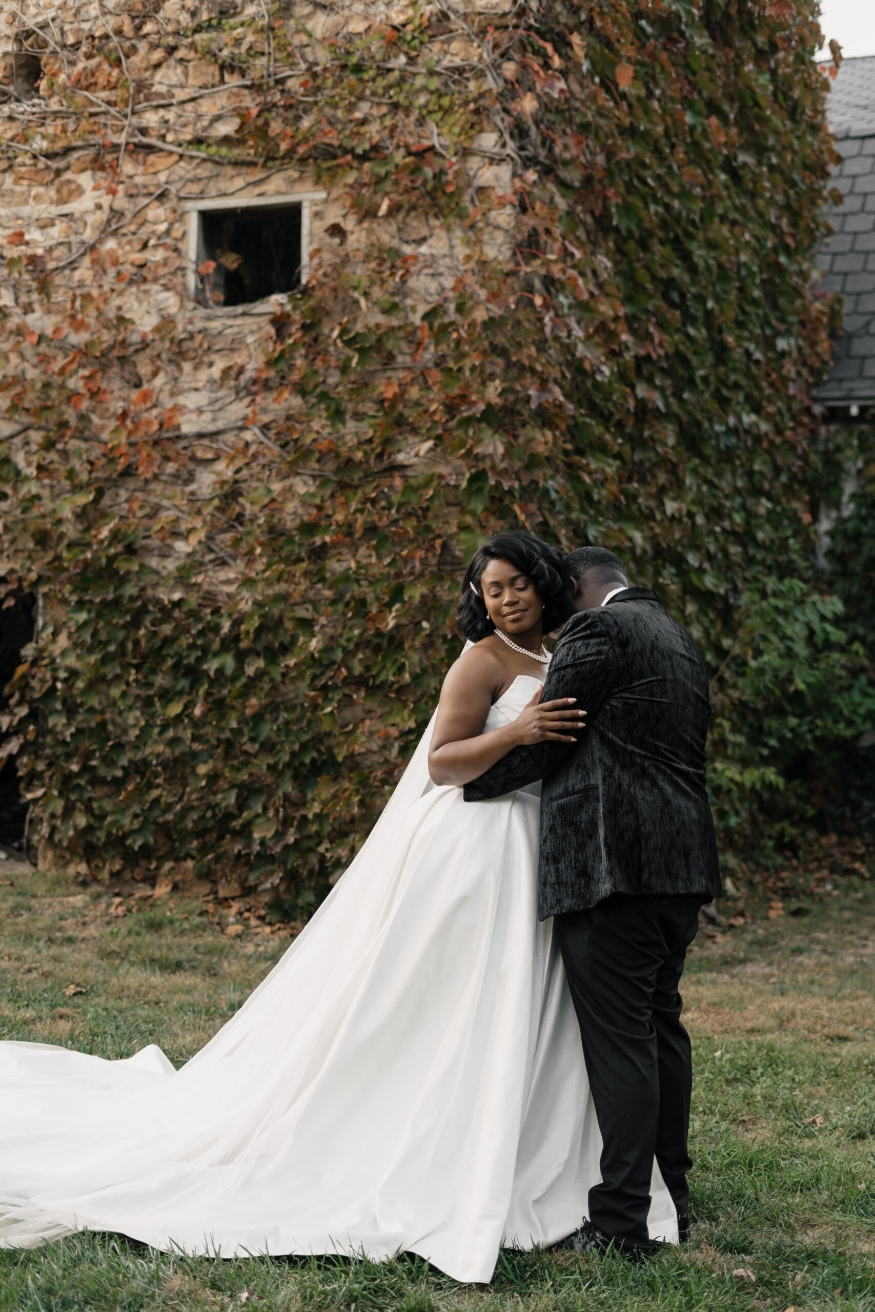Intimate portrait with Tuscan villa in the background