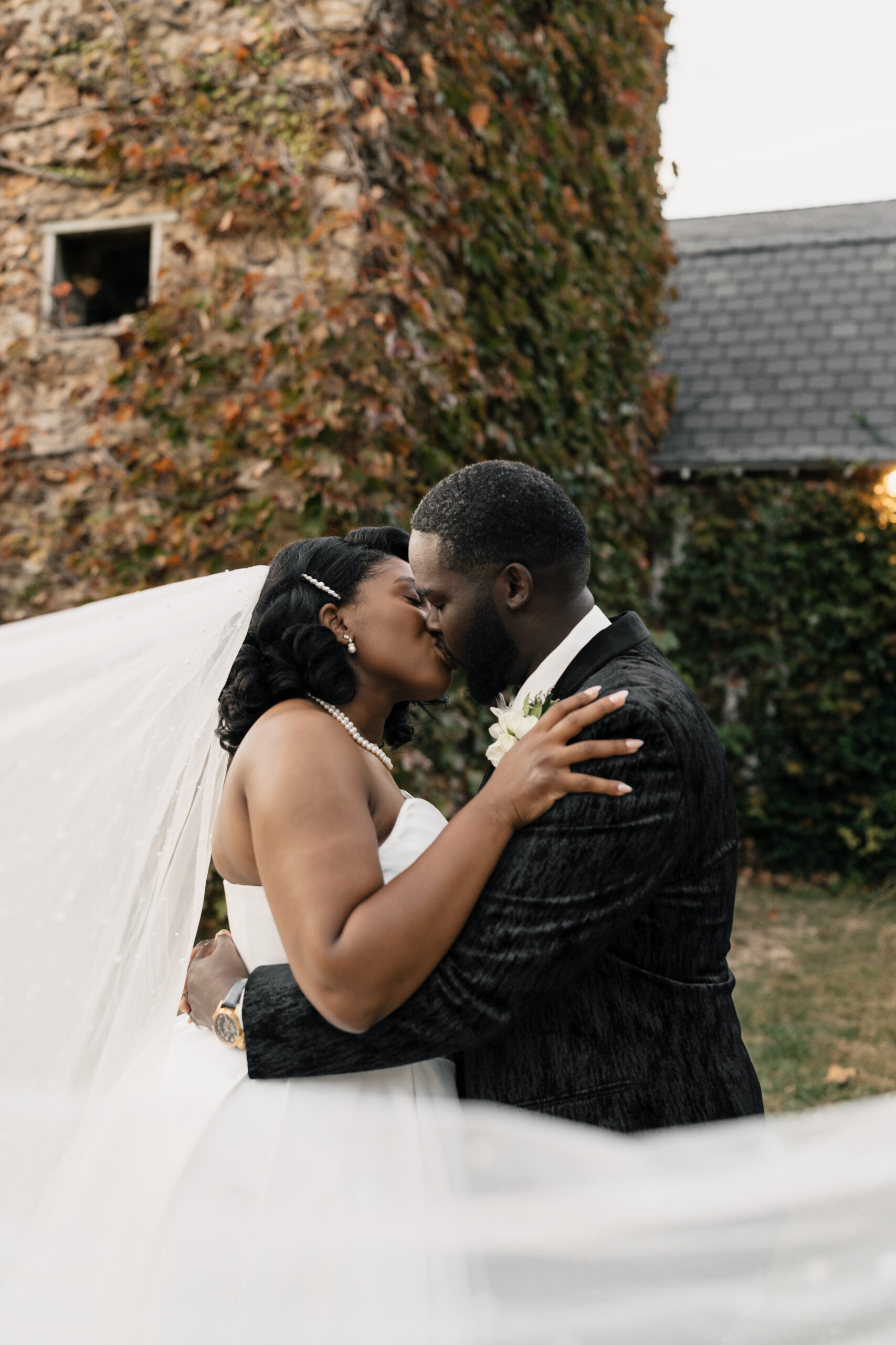 Romantic sunset kiss in Italian countryside–inspired wedding setting