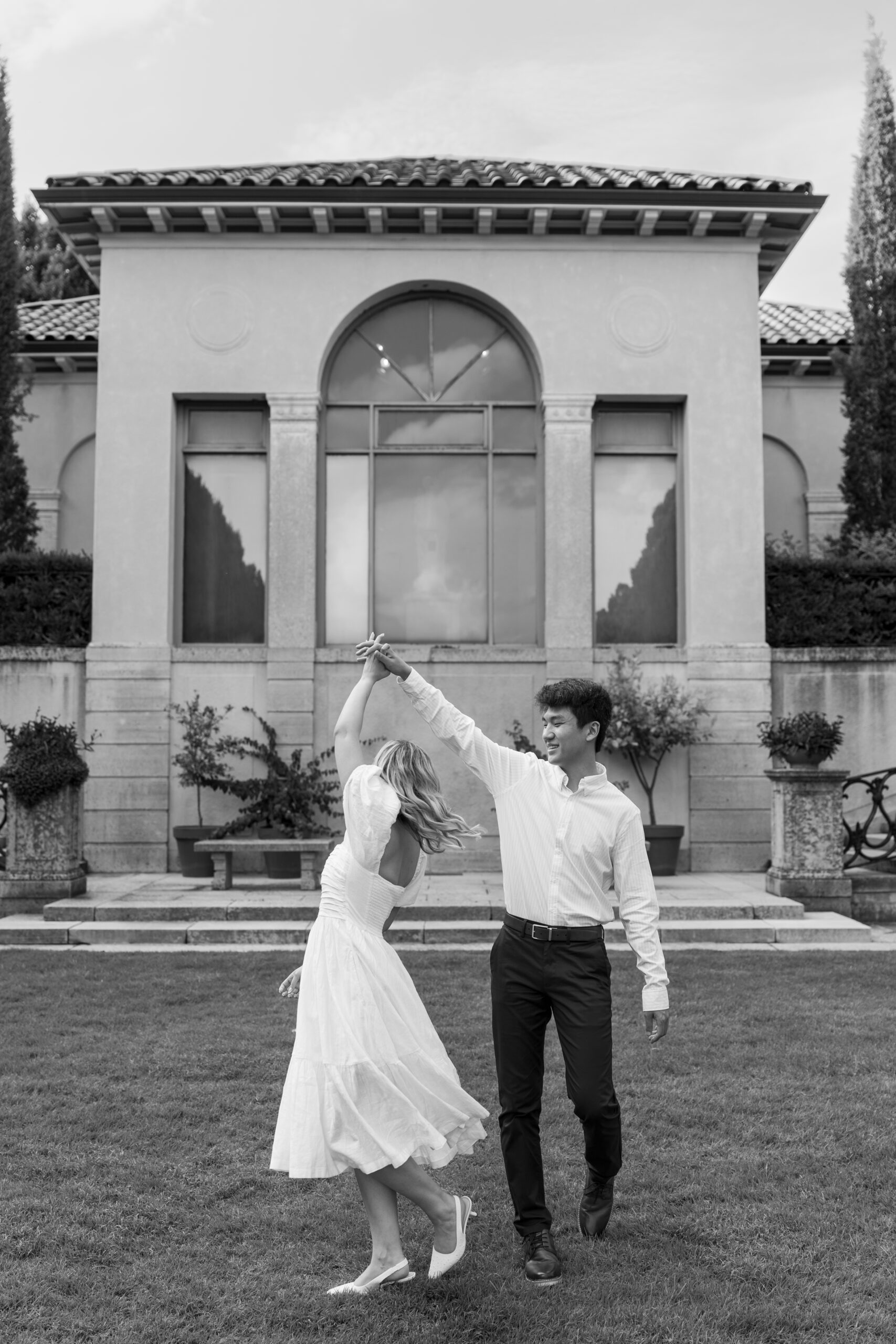 Accessories for engagement photos: simple jewelry and hats