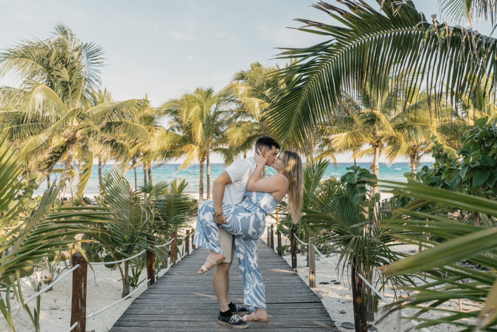 Tropical couples photography in Playa del Carmen Resort area
