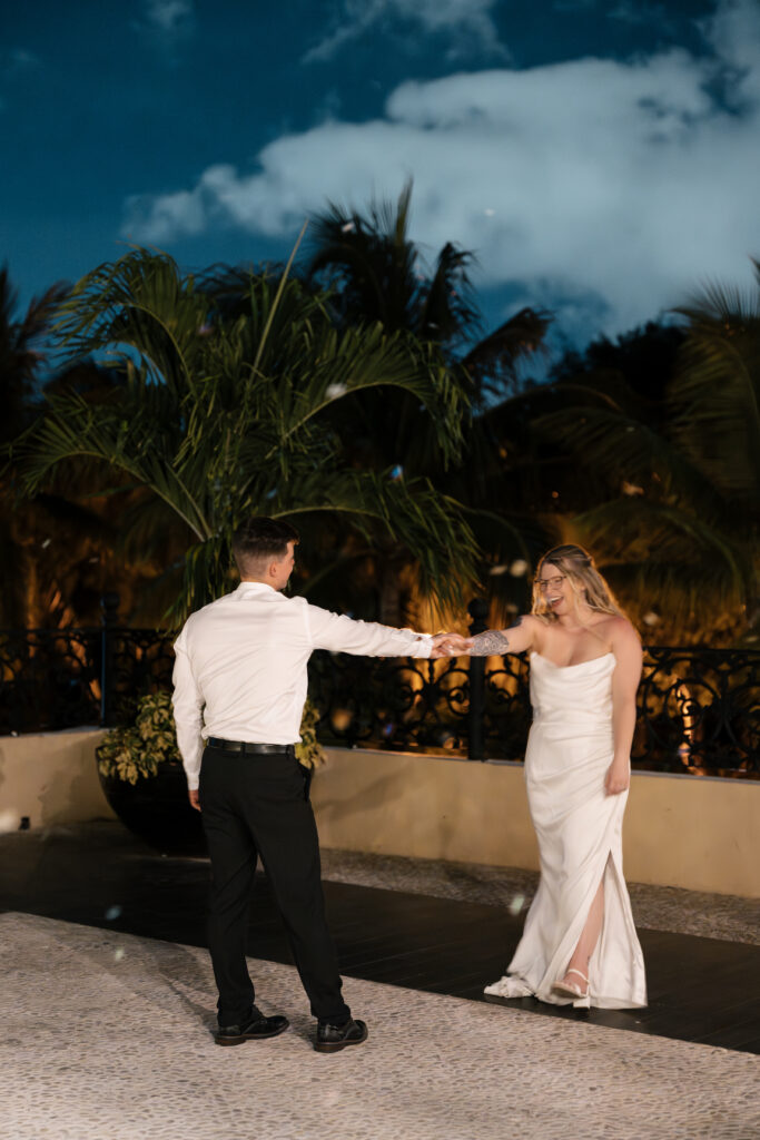 Bride and groom’s first dance under the stars